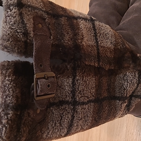 Women UGG Boots - Picture 11 of 12